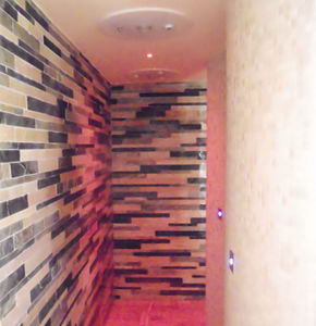 douche d'hydromassage avec lampes de chromathérapie