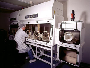 isolateur pour tests de stérilité / classe III / pour l'industrie pharmaceutique / sur pied