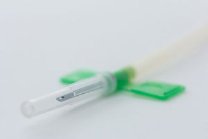 aiguille d'injection intraveineuse / avec ailette
