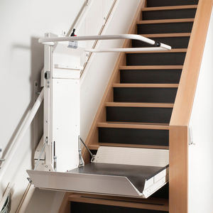 monte-escalier pour fauteuil roulant / pour escaliers droits / pliable