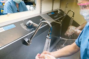 lavabo chirurgical 2 stations / en acier inoxydable / avec distributeur de savon à infrarouges / avec robinet à infrarouges