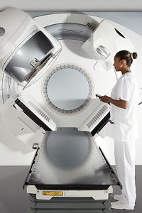 accélérateur linéaire de particules radiothérapie guidée par l'image / radiothérapie par arcthérapie volumique / avec table de positionnement robotisée