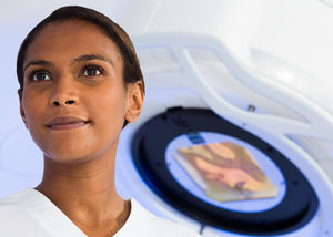 accélérateur linéaire de particules radiothérapie / radiochirurgie stéréotaxique / avec table de positionnement robotisée