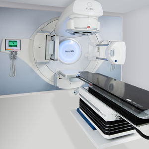 accélérateur linéaire de particules radiothérapie / radiochirurgie stéréotaxique / avec table de positionnement robotisée