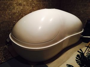 caisson d'isolation sensorielle avec lampes de chromathérapie