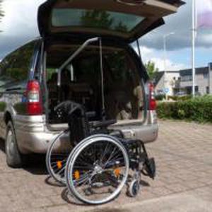 bras-élévateur pour fauteuil roulant pour voiture