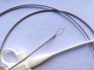 panier endoscopique pour extraction de polypes intestinaux