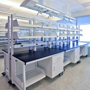 paillasse de laboratoire avec étagères
