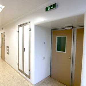 porte hermétique / coulissante / de salle d'opération / de soins intensifs