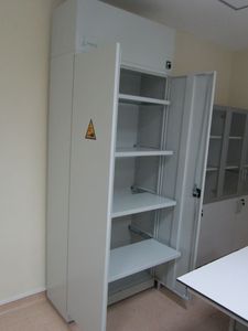 armoire avec étagère