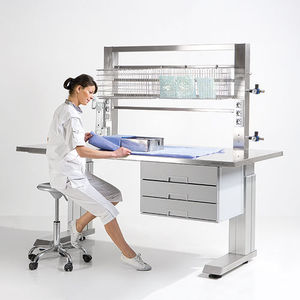 table de conditionnement d'instruments médicaux