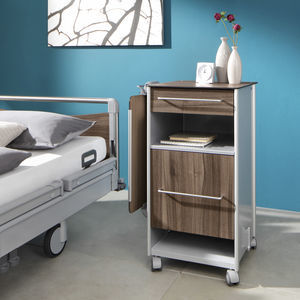 armoire de chevet sur roulettes
