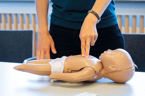 mannequin de formation pour soins pédiatriques