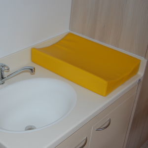 meuble de change avec lave-mains