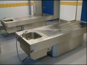 table d'autopsie pour la médecine légale