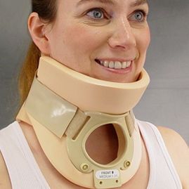 collier cervical Philadelphie / C4 / avec mentonnière / avec ouverture de trachéotomie