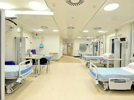 Écrans d'intimité d'hôpital sur des roues KwickScreens à la salle d'hôpital dans l'hôpital national pour la neurologie et la neurochirurgie, Londres.