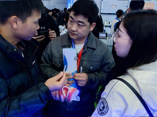 LargeV brille à l'exposition internationale 2024 Dental South China