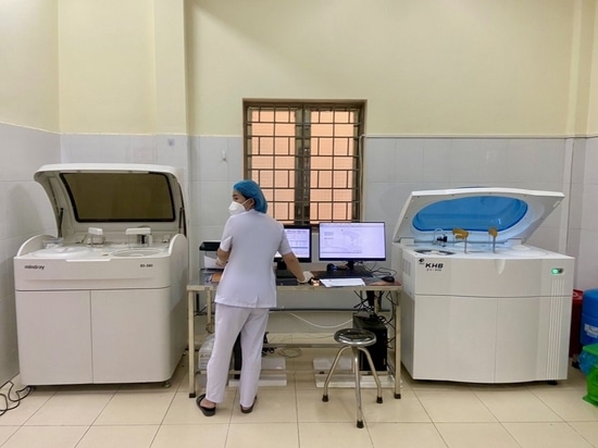 Installation réussie de l'analyseur de chimie clinique entièrement automatique ZY-400 au Vietnam !